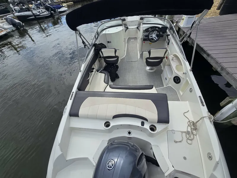 Slide: The Image of Stingray Boat Company 234LR 2017 - 10