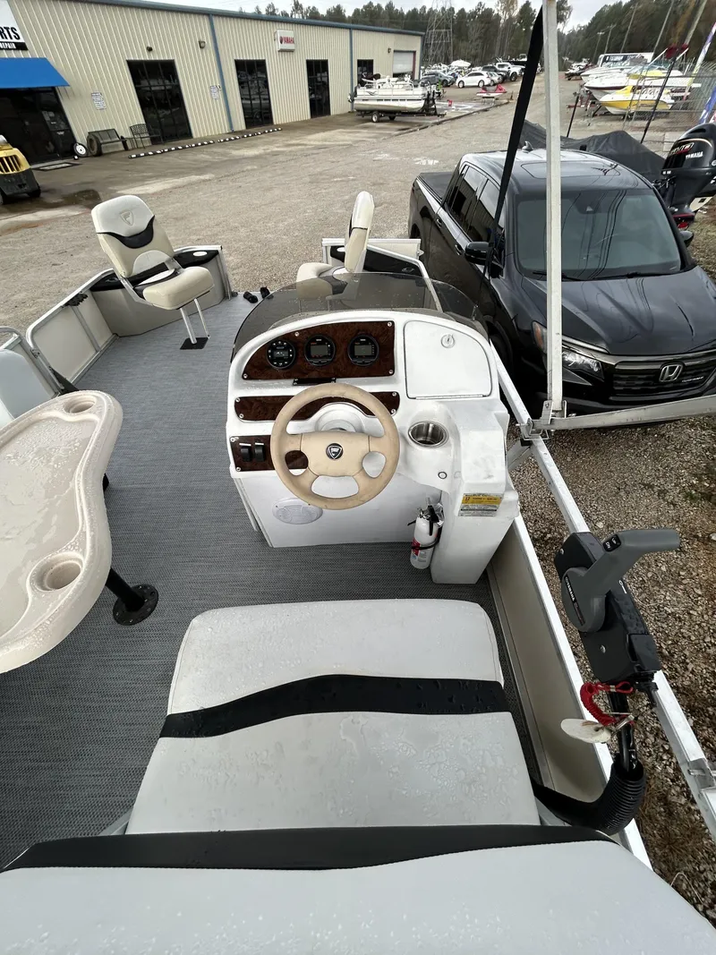 Slide: The Image of 2000 Fisher Freedom 200 DLX boat interior with steering wheel and seating. - 7