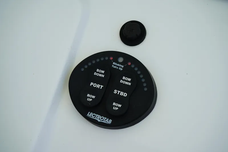 Slide: The Image of Control panel of a 2016 Sportsman Heritage 211 Center Console boat. - 20