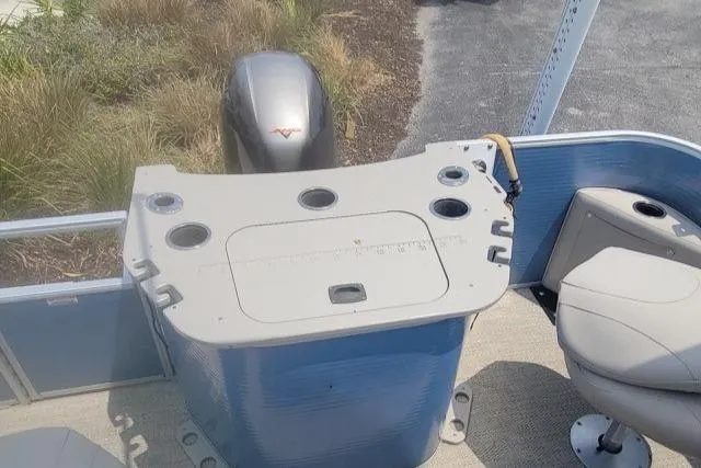 Slide: The Image of 2016 Bennington 21SFX boat console with cup holders and seating. - 7