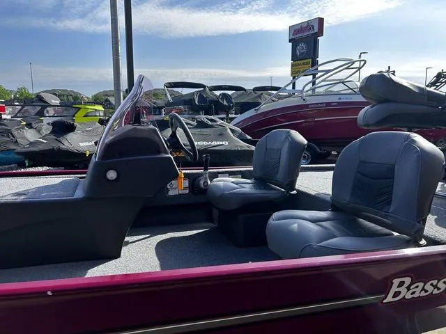 Slide: The Image of 2021 Tracker BASS TRACKER® Classic XL boat with dual seats and steering console. - 7