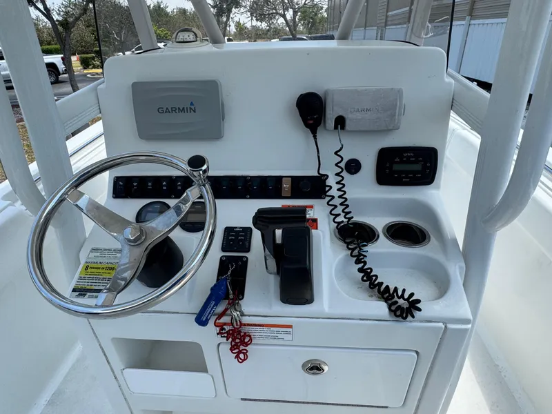 Slide: The Image of Control panel of 2015 Sea Hunt Ultra 234 boat with Garmin navigation system. - 29