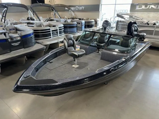 Slide: The Image of 2024 Lund 219 Pro-V GL Sport boat displayed in showroom with other boats. - 10
