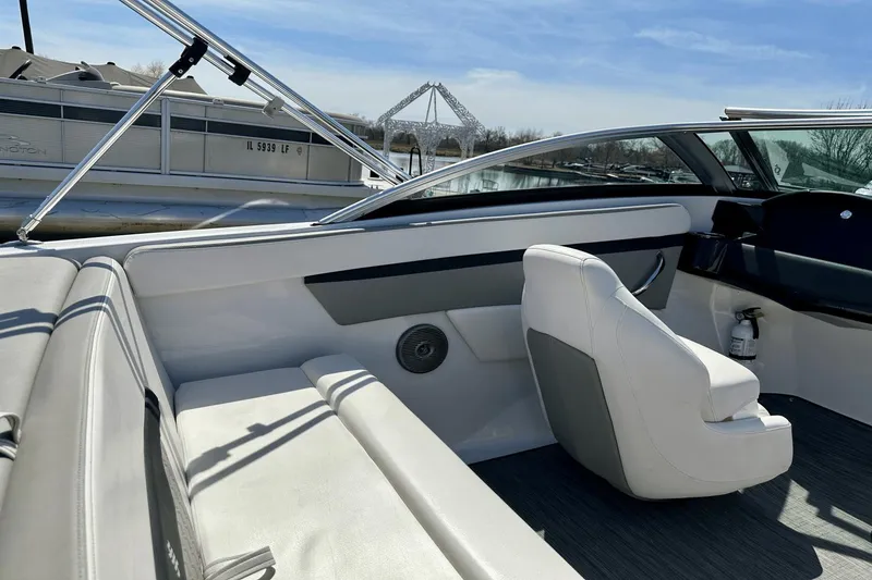 Slide: The Image of Four Winns HD 180 2019 - 35