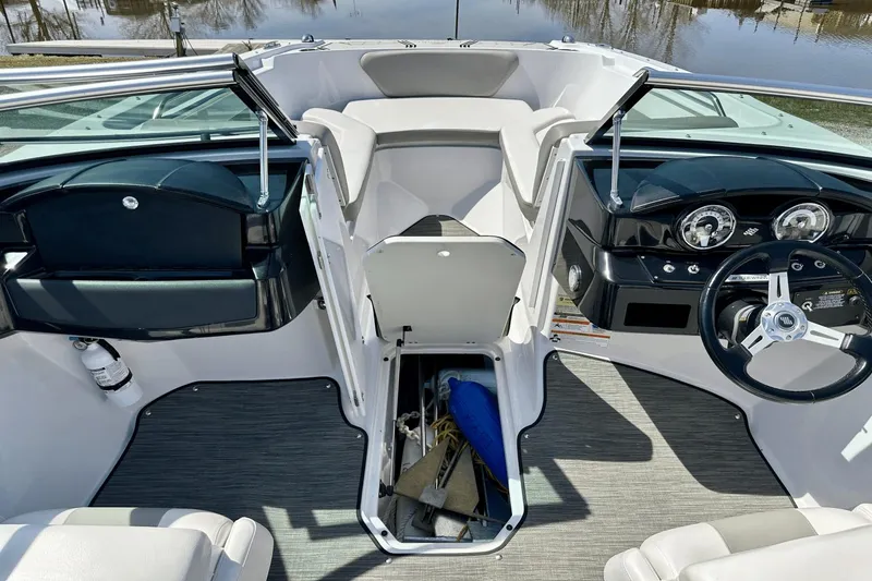 Slide: The Image of Four Winns HD 180 2019 - 39