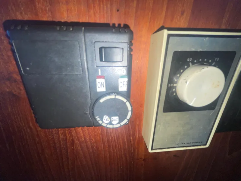 Slide: The Image of Control panel and thermostat on 1992 Bayliner 4588 Pilothouse yacht. - 20