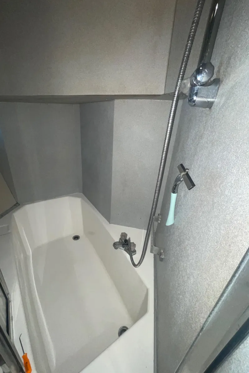 Slide: The Image of 1992 Bayliner 4588 Pilothouse bathroom with shower and bathtub. - 31