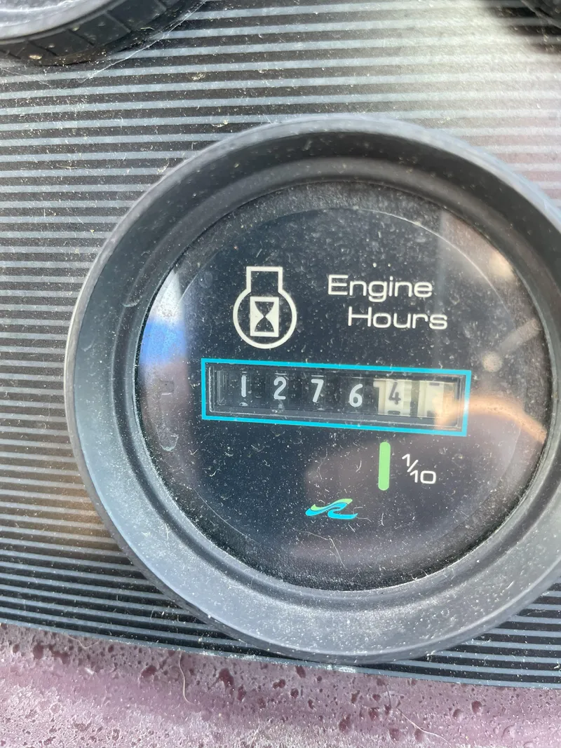 Slide: The Image of 1990 Sea Ray 390 Express Cruiser engine hours gauge showing 1276.4 hours. - 20