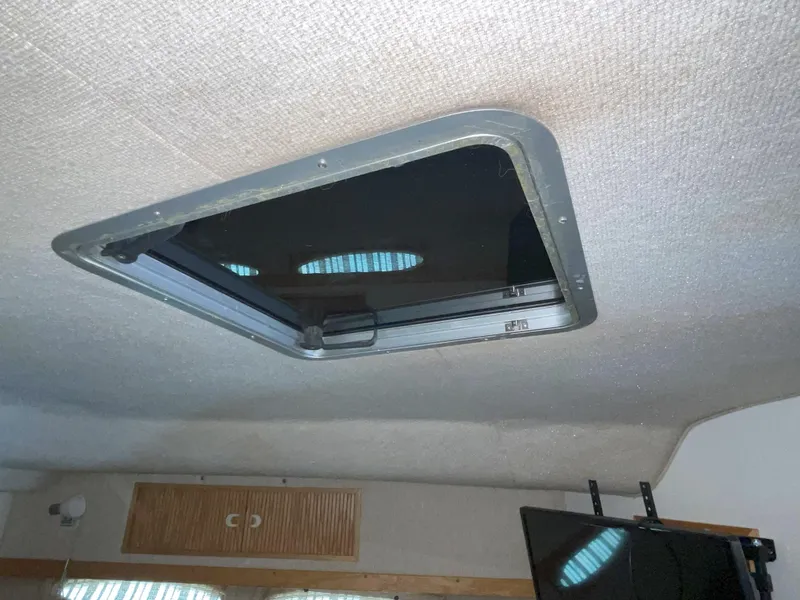 Slide: The Image of Ceiling hatch inside 1990 Sea Ray 390 Express Cruiser boat cabin. - 32