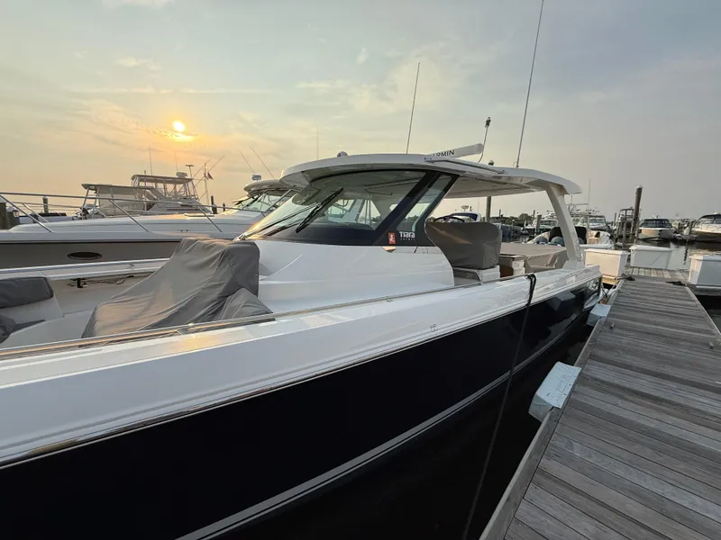 Slide: The Image of Tiara 43 LS 2023 - 63