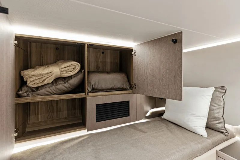 Slide: The Image of Galeon 435 GTO 2025 - 43