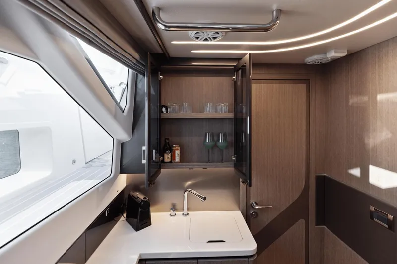 Slide: The Image of Galeon 435 GTO 2025 - 77