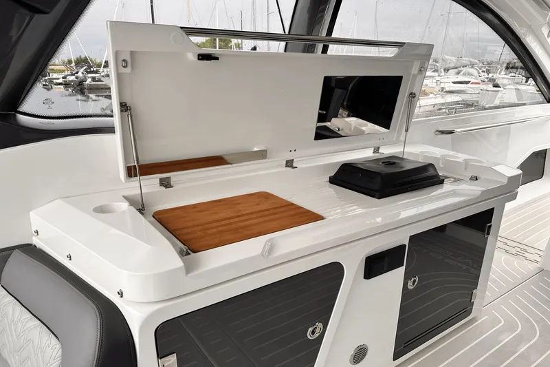 Slide: The Image of Galeon 375 GTO 2025 - 16