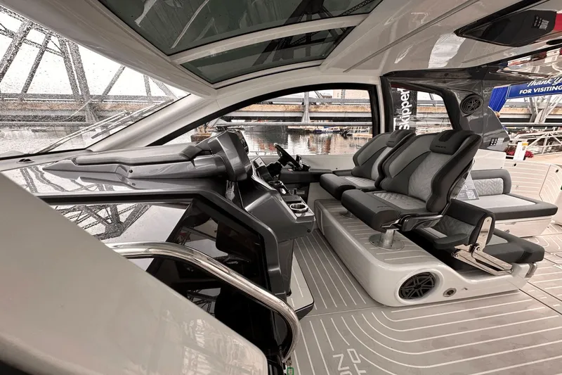 Slide: The Image of Galeon 375 GTO 2025 - 19
