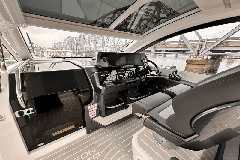 Slide: The Image of Galeon 375 GTO 2025 - 21