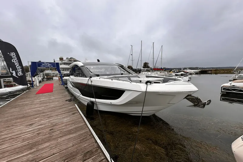 Slide: The Image of Galeon 375 GTO 2025 - 4