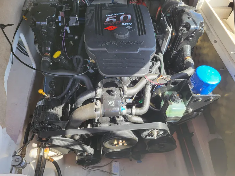 Slide: The Image of Engine of 2005 Sea Ray 200 Select boat, featuring MerCruiser 5.0 MPI. - 20