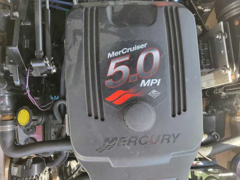 Slide: The Image of MerCruiser 5.0 MPI engine in 2005 Sea Ray 200 Select boat. - 22