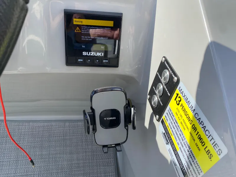 Slide: The Image of Control panel of 2021 Manitou 25 Encore RF SHP Twin with Suzuki display and capacity label. - 36