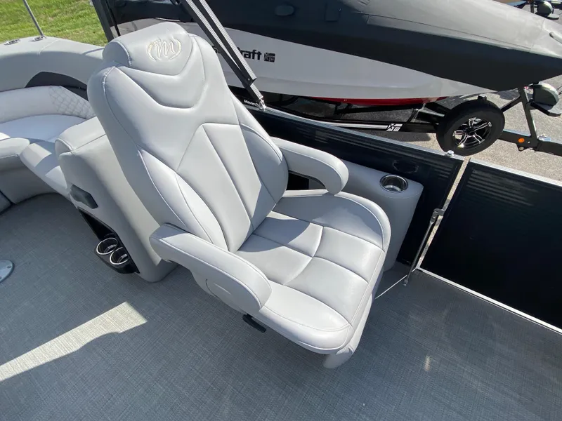 Slide: The Image of Luxurious seating on 2021 Manitou 25 Encore RF SHP Twin pontoon boat. - 40
