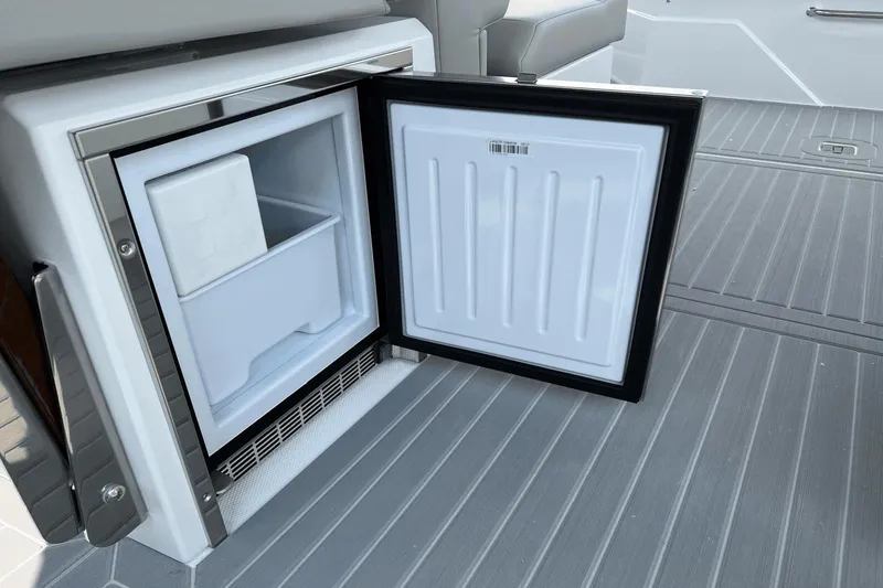 Slide: The Image of Cruisers Yachts 38 GLS 2024 - 17