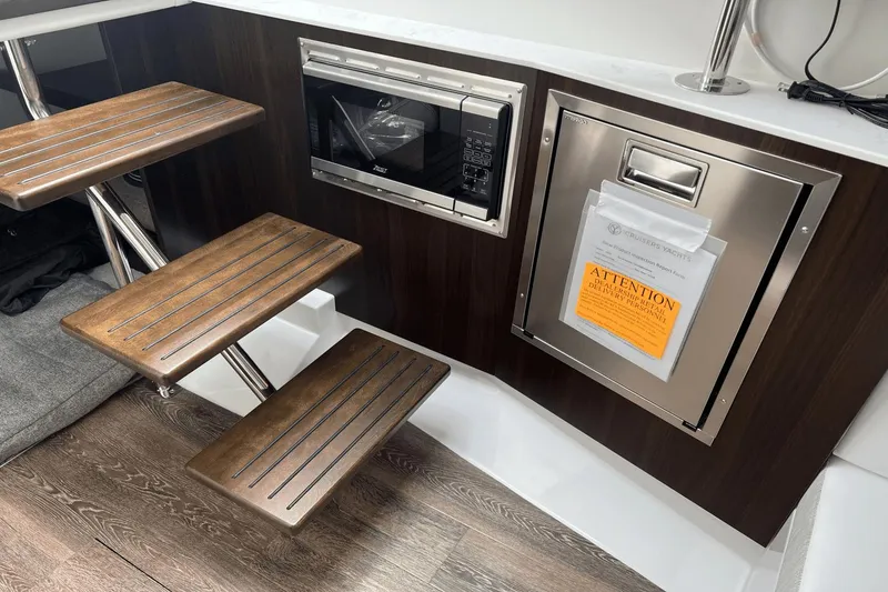 Slide: The Image of Cruisers Yachts 38 GLS 2024 - 29