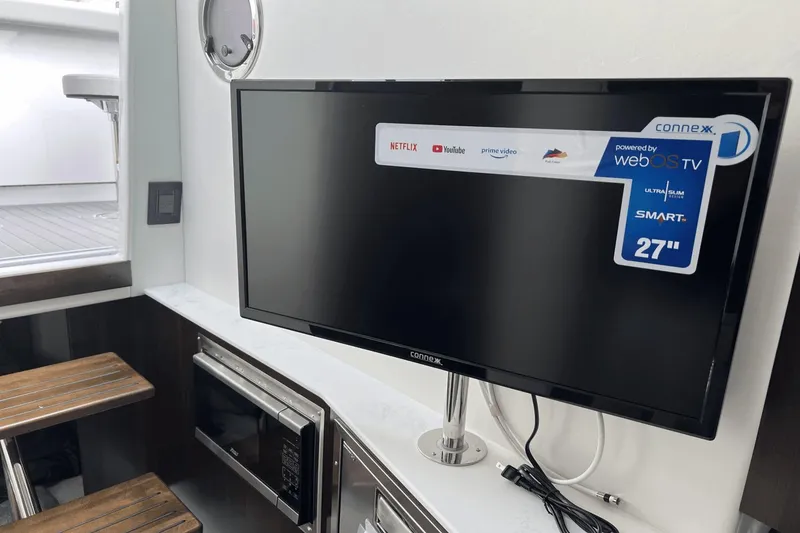 Slide: The Image of Cruisers Yachts 38 GLS 2024 - 30