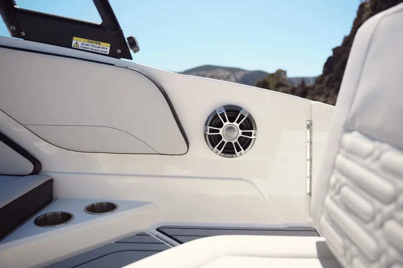 Slide: The Image of Sea Ray SPX 210 2025 - 13