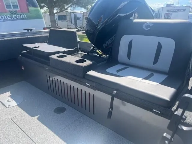 Slide: The Image of Crestliner CRESTLINER CKD16W 2025 - 4