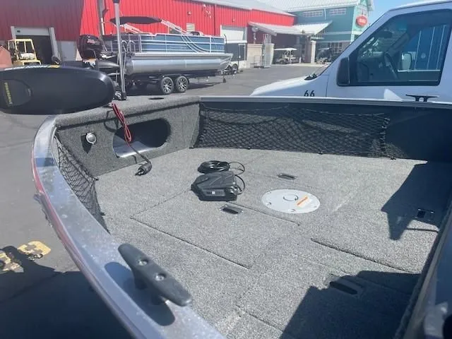 Slide: The Image of Crestliner CRESTLINER CKD16W 2025 - 5