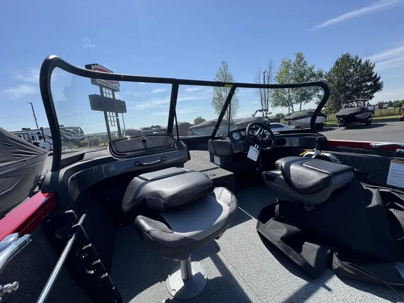 Slide: The Image of Crestliner CH17WJ 2025 - 5