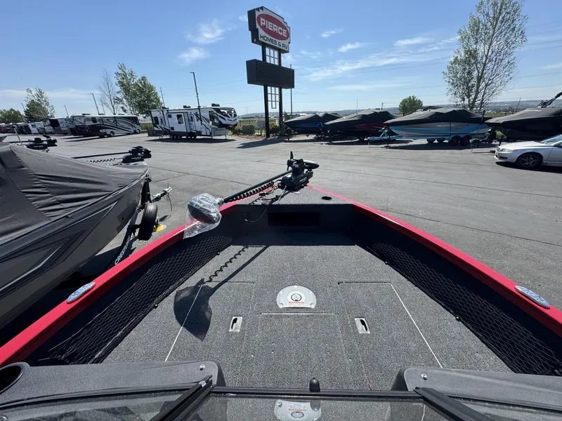 Slide: The Image of Crestliner CH17WJ 2025 - 6