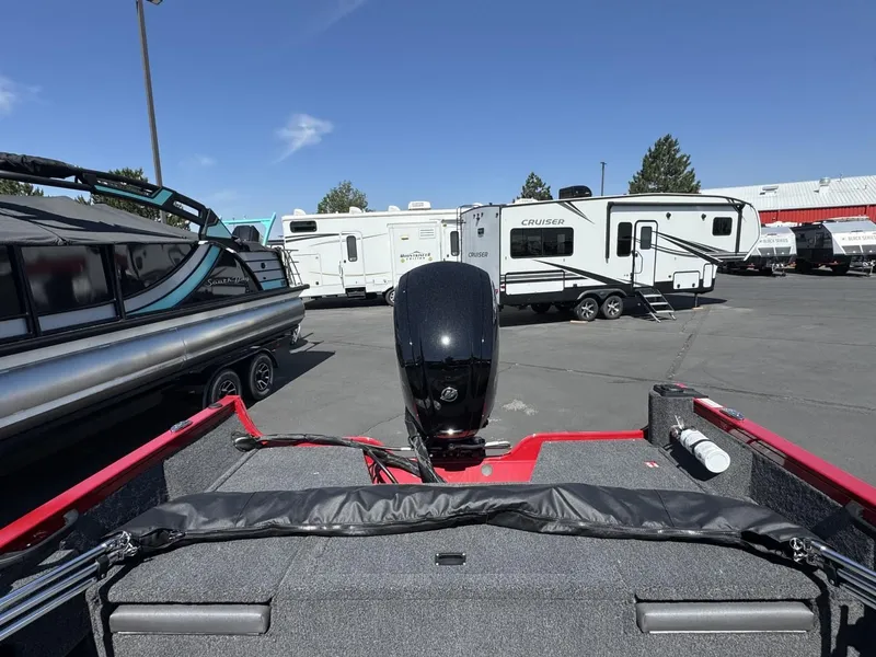 Slide: The Image of Crestliner CH17WJ 2025 - 7