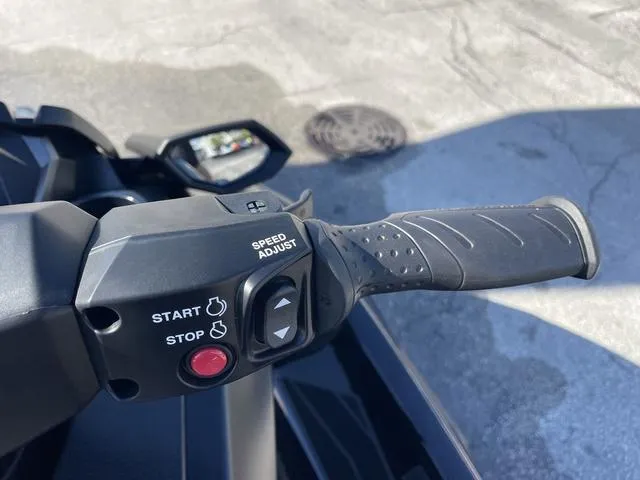 Slide: The Image of 2024 Yamaha Waverunner FX SVHO handlebar with speed adjust and start/stop controls. - 17