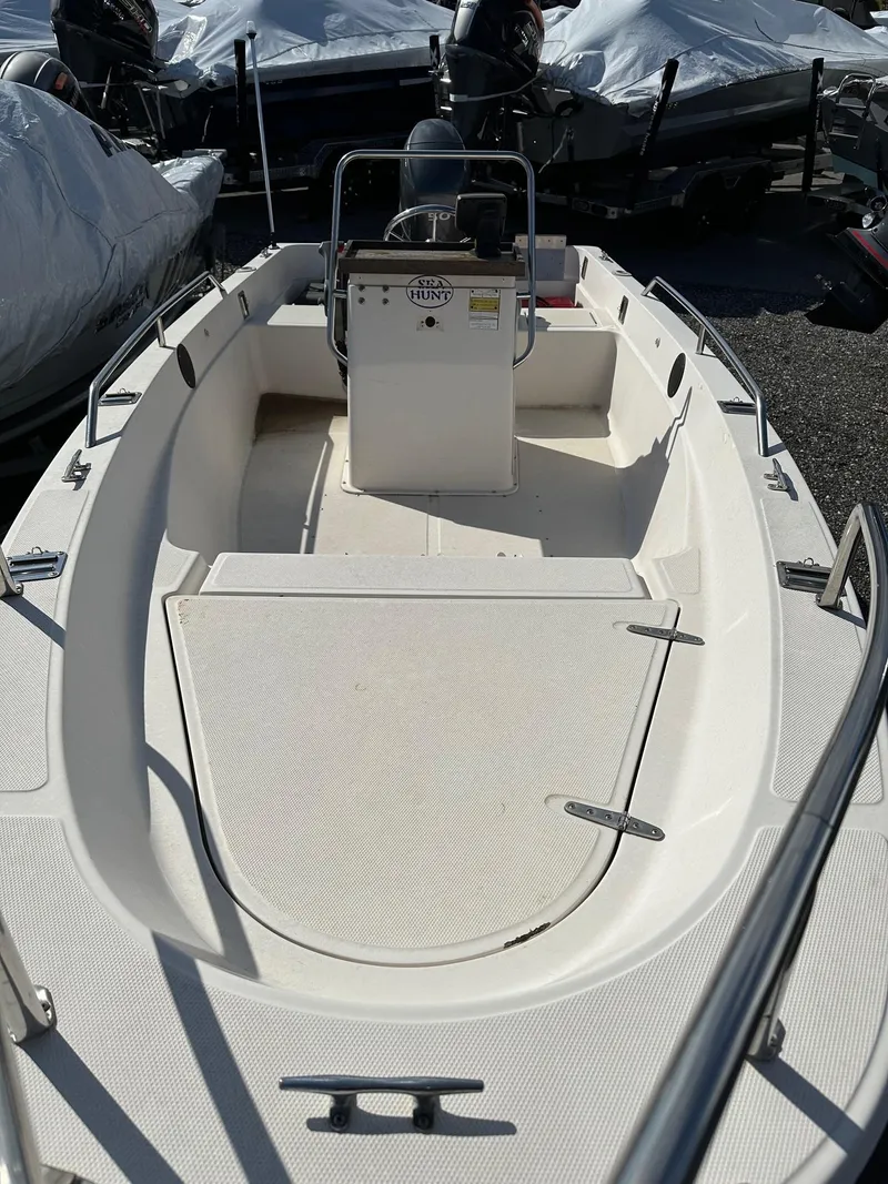 Slide: The Image of 1996 Sea Hunt 15' fiberglass center console boat with Yamaha 50Hp 4-stroke engine and trailer. - 5