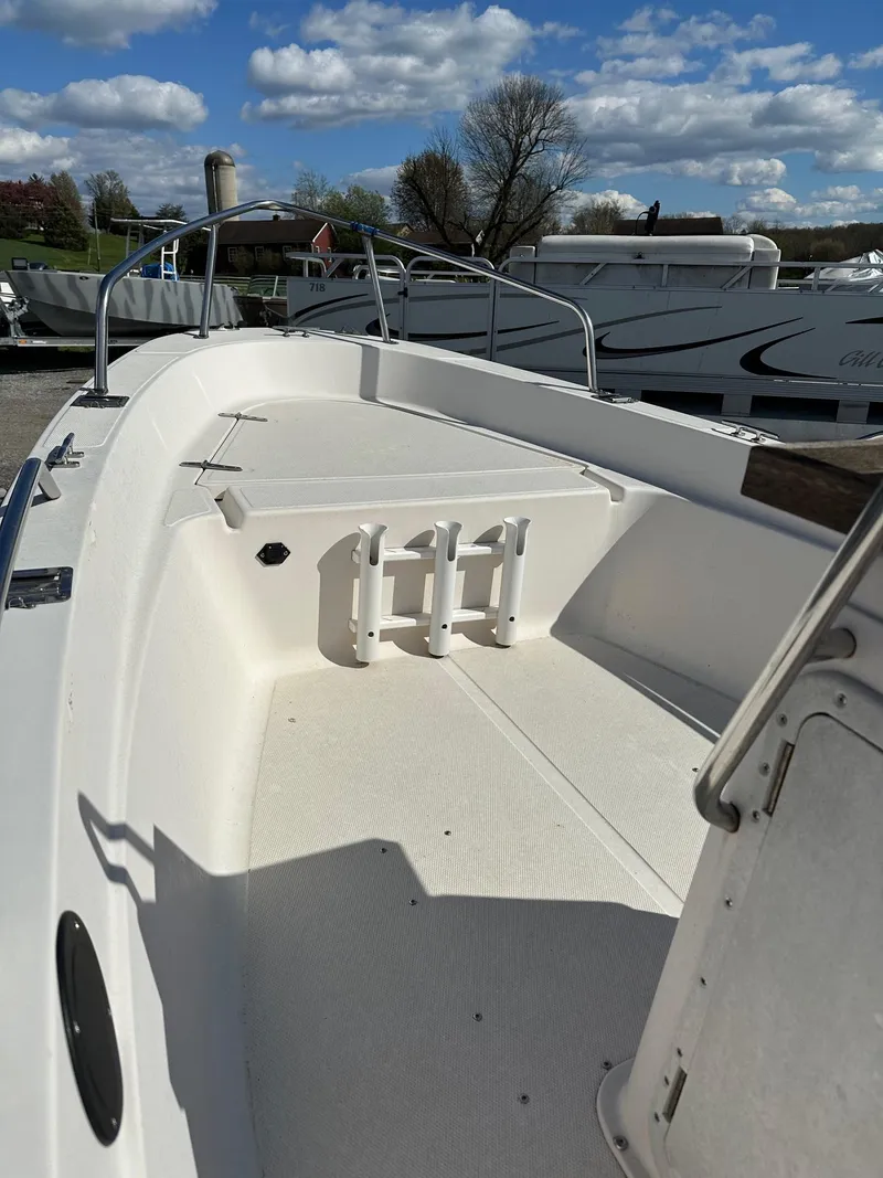Slide: The Image of 1996 Sea Hunt 15' fiberglass center console boat with Yamaha 50Hp engine, clear sky background. - 9