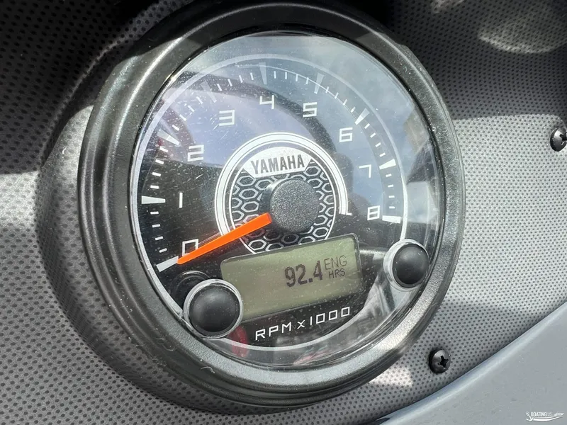 Slide: The Image of Yamaha AR195 2018 boat tachometer displaying 92.4 engine hours. - 14