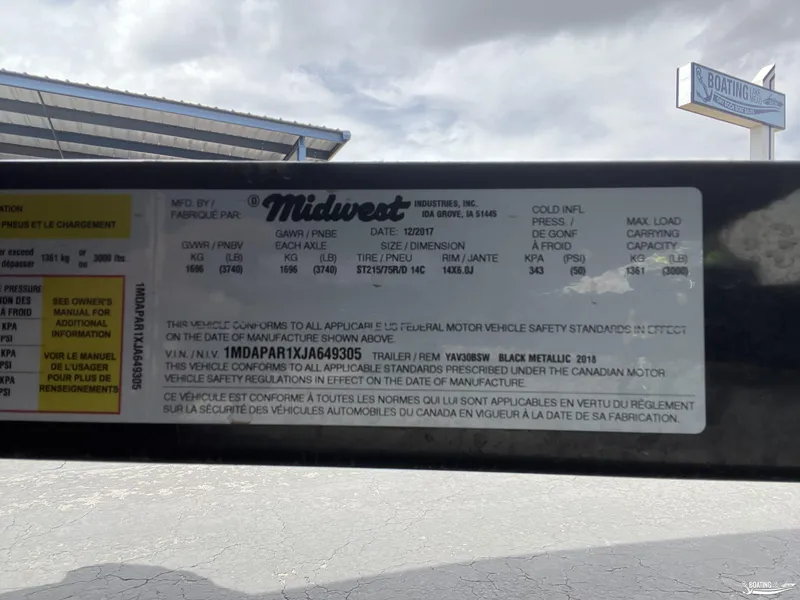 Slide: The Image of Label on a 2018 Yamaha Boats AR195 trailer, detailing specifications and safety standards. - 16