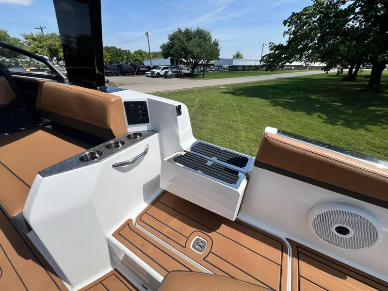 Slide: The Image of 2025 COBALT R31 - Image 18 - 18