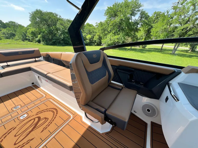 Slide: The Image of 2025 COBALT R31 - Image 24 - 24