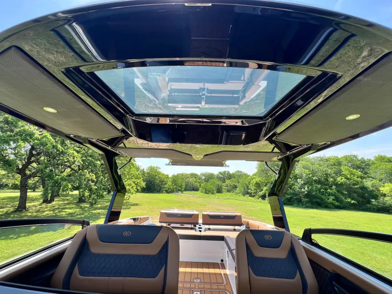 Slide: The Image of 2025 COBALT R31 - Image 35 - 35