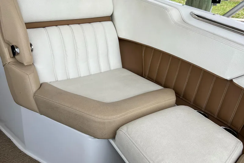 Slide: The Image of 2020 Cobalt 25SC boat seat with white and brown upholstery. - 15
