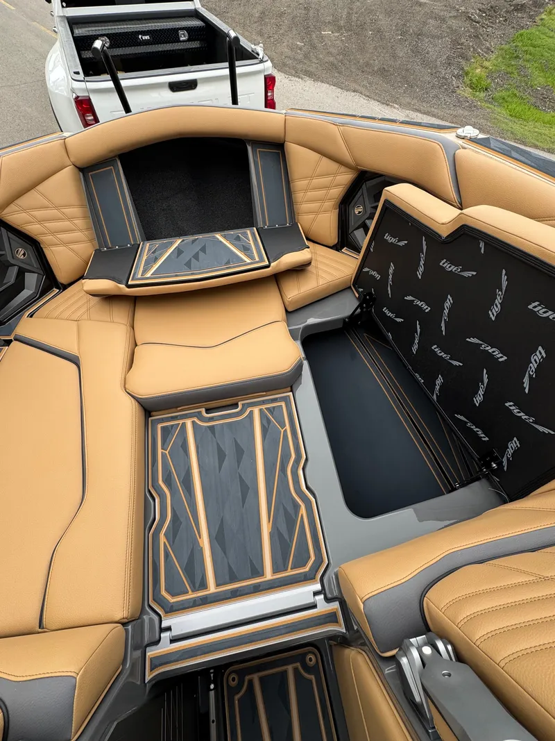 Slide: The Image of Tigé Ultré 23ZX 2025 - 10