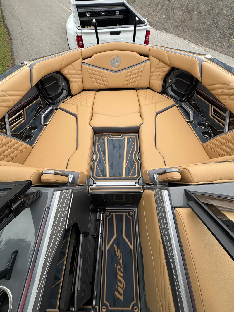 Slide: The Image of Tigé Ultré 23ZX 2025 - 11