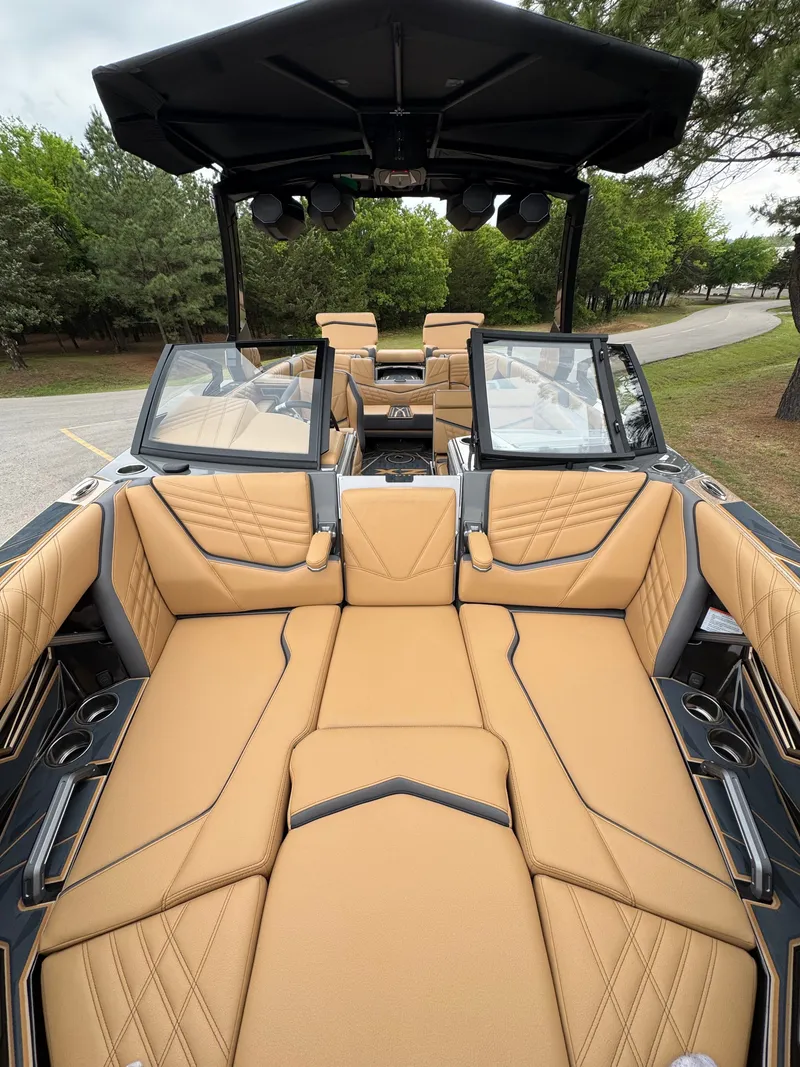 Slide: The Image of Tigé Ultré 23ZX 2025 - 12