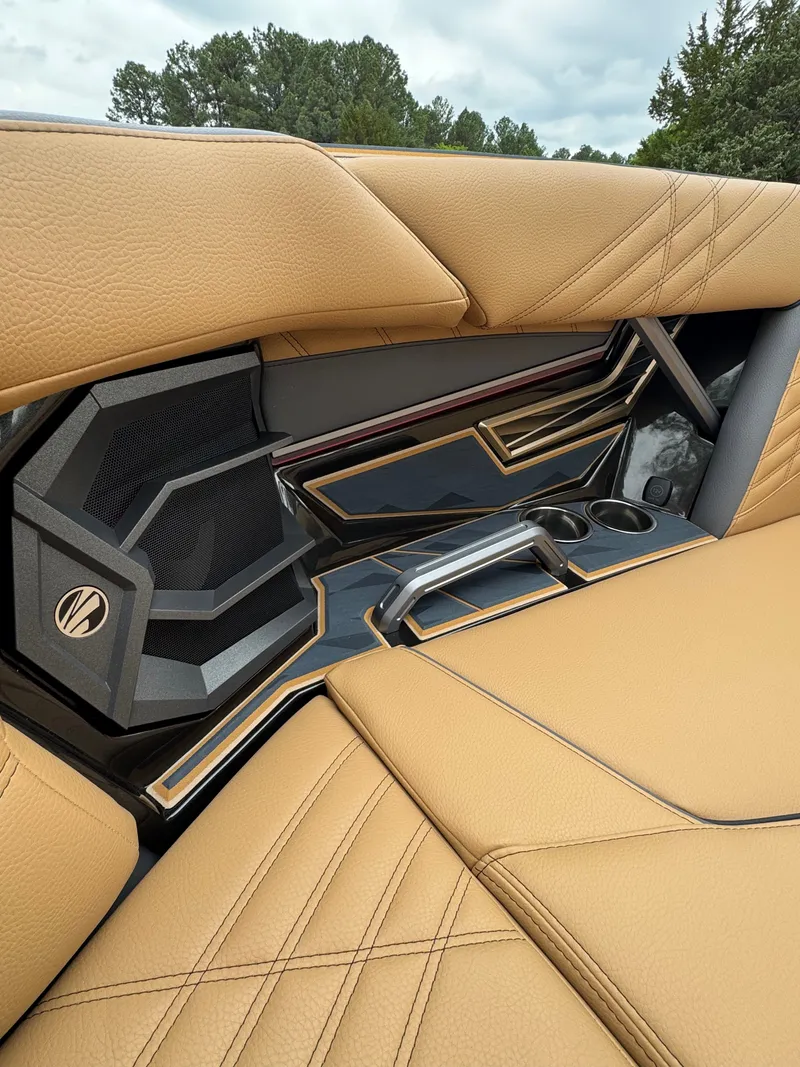 Slide: The Image of Tigé Ultré 23ZX 2025 - 13