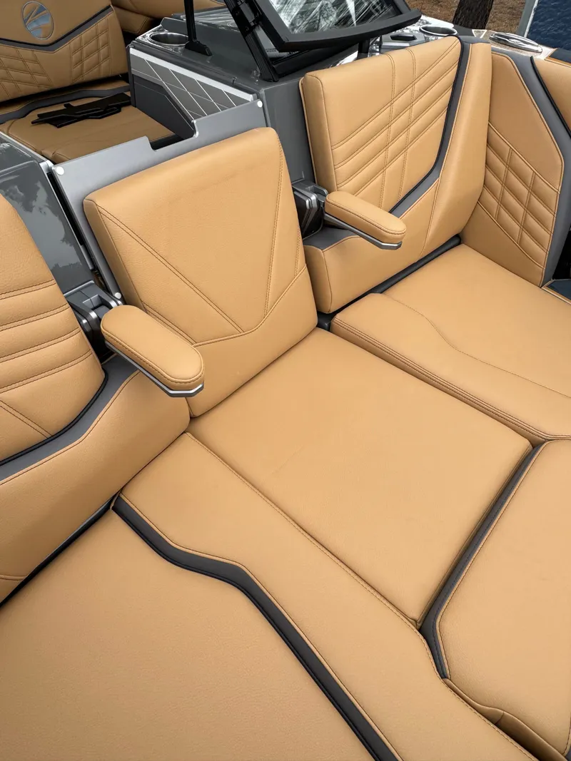 Slide: The Image of Tigé Ultré 23ZX 2025 - 14