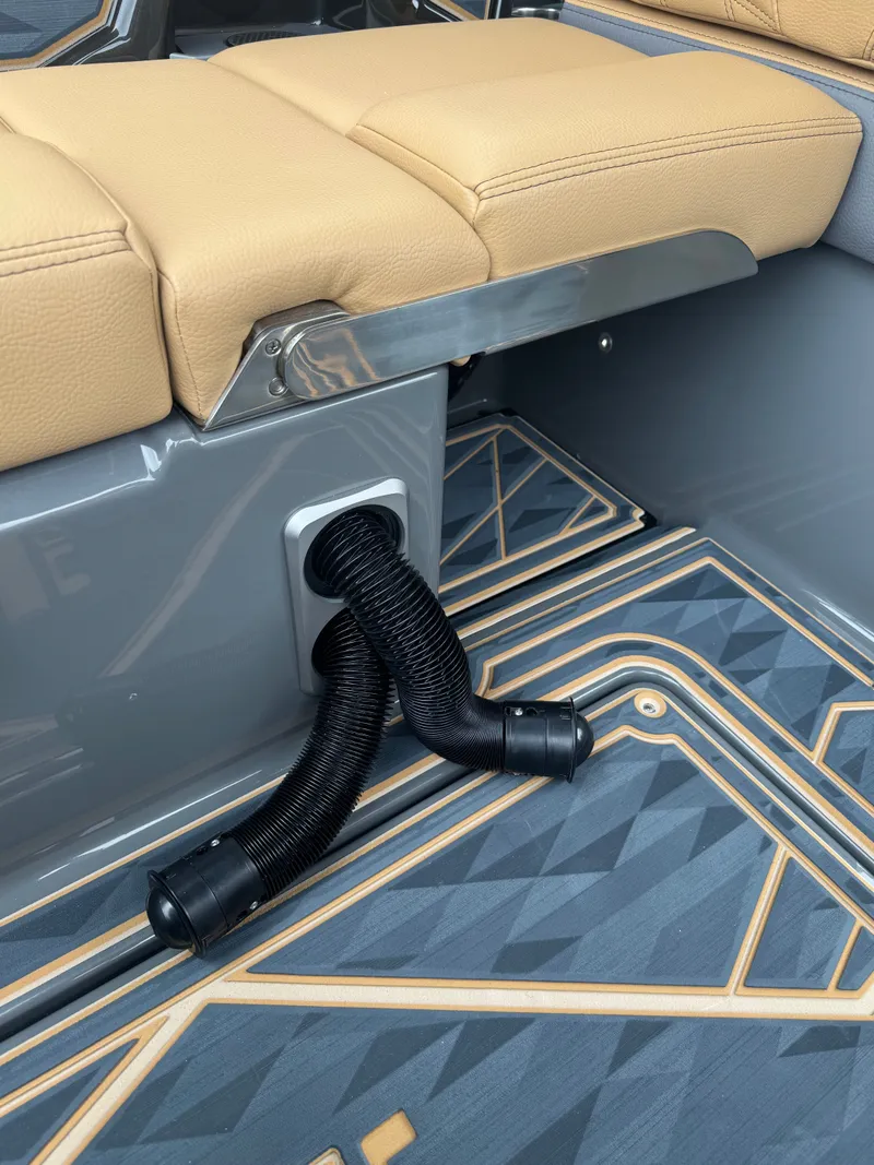 Slide: The Image of Tigé Ultré 23ZX 2025 - 17