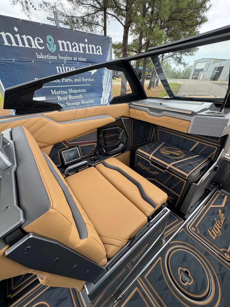 Slide: The Image of Tigé Ultré 23ZX 2025 - 21