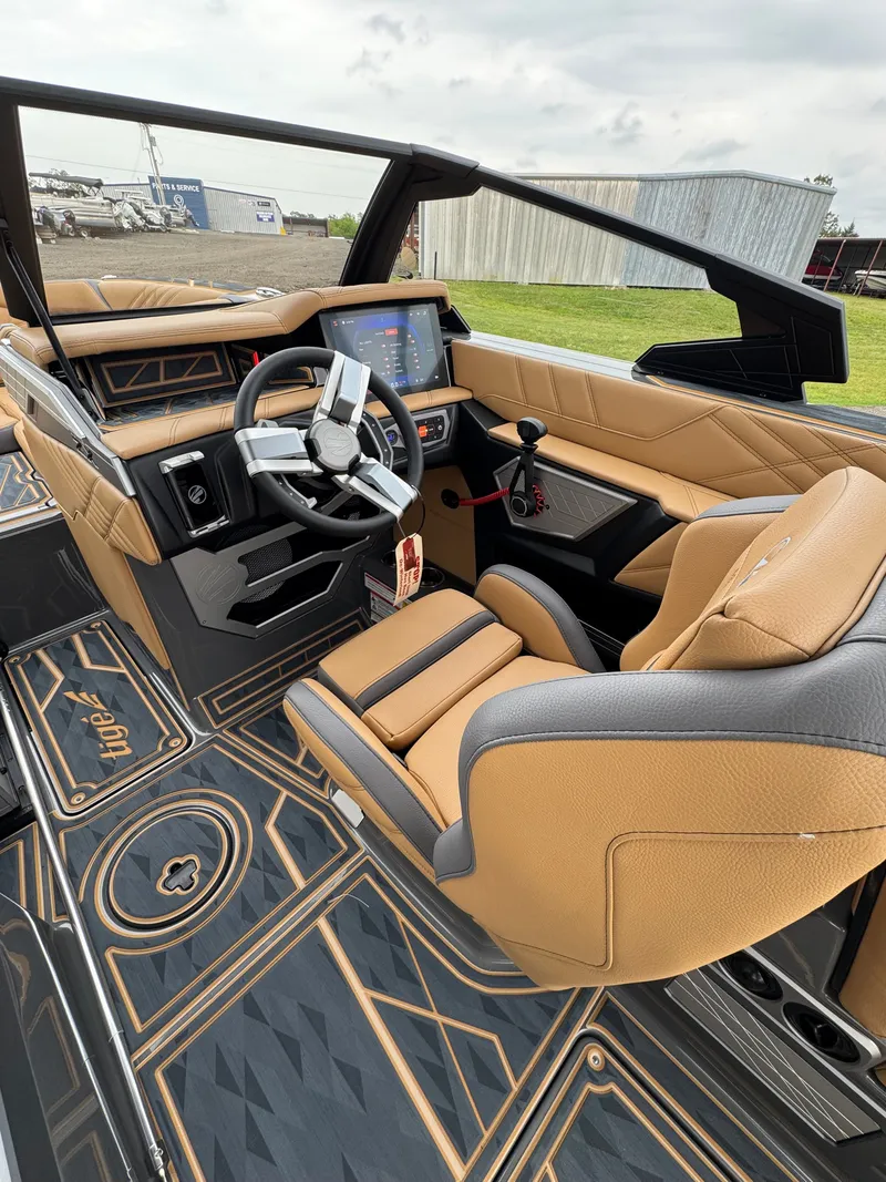 Slide: The Image of Tigé Ultré 23ZX 2025 - 22